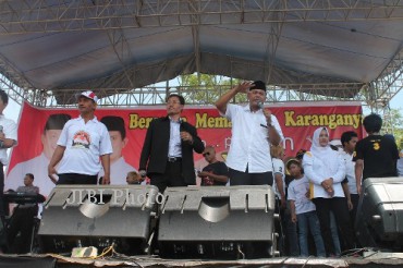        Calon bupati (cabup), Juliyatmono berjoget dengan anggota tim sukses pemenangan pasangan Juliyatmono-Rohadi Widodo (Yuro) di Lapangan Jumapolo, Minggu (8/9/2013). Kampanye terbuka tersebut dimeriahkan penyanyi campursari Didi Kempot dan hiburan dangdut. (Bony Eko Wicaksono/JIBI/Solopos)