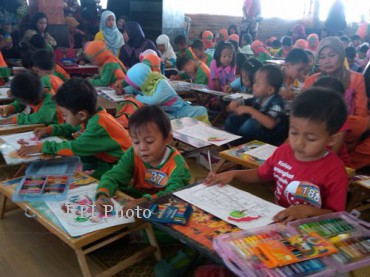 Beberapa peserta lomba mewarnai dan melukis menyelesaikan gambar masing-masing dalam serangkaian acara boyongan kantor baru Bupati Boyolali di Pendapa di kompleks perkantoran pemkab terpadu di Kemiri, Mojosongo, Minggu (22/9/2013). ( Septhia Ryanthie/JIBI/Solopos)