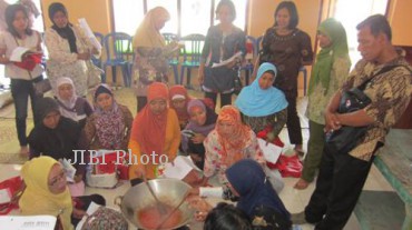 Sejumlah peserta Pelatihan Industri yang diadakan Pepari Boyolali di Balaidesa Musuk, Kecamatan Musuk, Boyolali, Rabu (25/9/2013), memperhatikan praktik pembuatan dodol kates di balaidesa itu. (Septhia Ryanthie/JIBI/Solopos)
