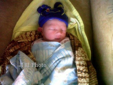 Seorang bayi laki-laki dalam kondisi digedong ditemukan di Masjid Agung Keraton Kasunanan Surakarta Hadiningrat, Sabtu (7/9/2013) sore. (Isimewa)