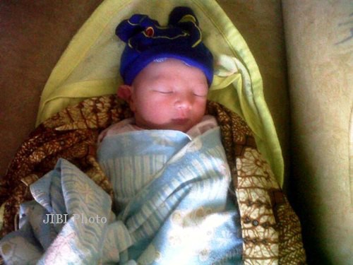 Seorang bayi laki-laki dalam kondisi digedong ditemukan di Masjid Agung Keraton Kasunanan Surakarta Hadiningrat, Sabtu (7/9/2013) sore. (Isimewa)