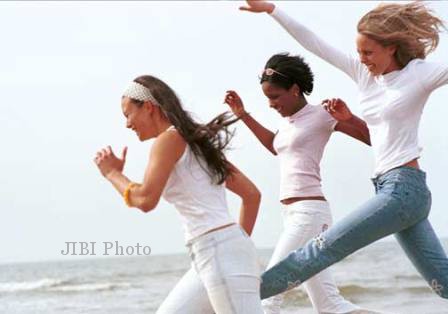 Menghibur diri bisa membantu mengurangi derita kala nyeri haid melanda.