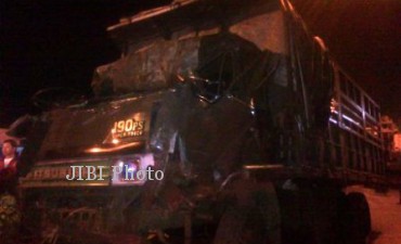 Truk pengangkut pasir menabrak 4 mobil dan 1 sepeda motor sehingga menyebabkan 2 orang tewas di depan Pasar Babadan, Ungaran, Kabupaten Semarang, Selasa (24/9/2013), sekitar pukul 17.00 WIB.