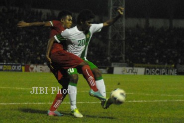 Pemain Timnas Indonesia U-19, Ilham Udin Armaiyn (kanan) berusaha melewati hadangan pemain Timnas Myanmar dalam pertandingan AFF U-19 di stadion Petrokimia Gresik, Jawa Timur, Kamis (12/9/2013).