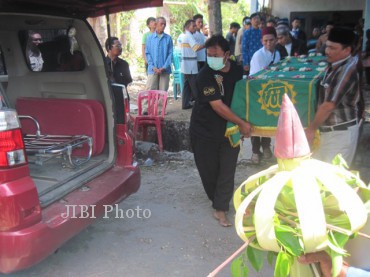 Jenazah Rois saat akan dimakamkan di Sragen (Sri Sumi Handayani/JIBI/Solopos)