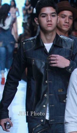 Putra Musisi Ahmad Dhani dan Maia Estianty, Al Ghazali tampil memeragakan busana bikinan label ARL dalam peragaan busana Grazia Glitz & Glam: The Style Journey di Jakarta Fashion Week 2014, Minggu (20/10/2013).(JIBI/Solopos/Antara/Teresia May)