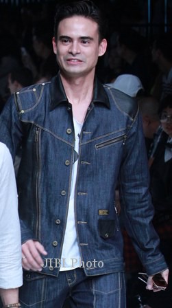 Suami penyanyi Bunga Citra Lestari yang asli Malaysia, Ashraf Sinclair tampil mengusung label mode ARL dalam peragaan busana Grazia Glitz & Glam: The Style Journey di Jakarta Fashion Week 2014, Minggu (20/10/2013).(JIBI/Solopos/Antara/Teresia May)
