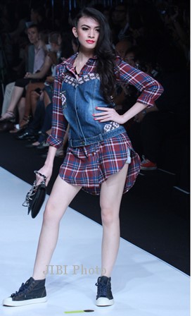 Donita dengan overall denim yang dipadukan dengan kemeja kotak-kotak merah-hitam koleksi LM dalam peragaan busana bertajuk Grazia Glitz & Glam 2013: The Style Journey saat Jakarta Fashion Week 2014, Minggu (20/10/2013). (JIBI/Solopos/Antara/Teresia May)