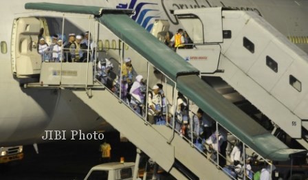 Jemaah haji kloter pertama Jakarta bergegas menuruni pesawat Boeing 747-400 dengan nomor penerbangan GA 7401 setibanya di Bandara Halim Perdanakusuma, Jakarta, Minggu (20/10). Kloter yang mengangkut 450 orang tersebut merupakan kloter pertama yang tiba di Tanah Air. (JIBI/Solopos/Antara/Andika Wahyu)