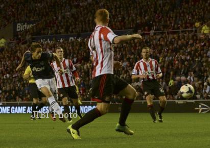 Tendangan pemain muda MU Adnan Januzaj ke gawang Sunderland. (JIBI/Reuters/Nigel Roddis)