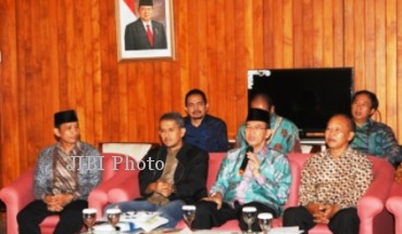 Menteri Agama Suryadharma Ali selaku Amirul Haj jemaah haji Indonesia didampingi Dirjen PHU Anggito Abimanyu, Sekretaris Amirul Haj H.M Suparta, dan Kapinmas Zubaidi melakukan konferensi pers sebelum bertolak ke Arab Saudi, di Bandara Soekarno Hatta, Jakarta di Tangerang, Banten, Sabtu (5/10/2013) (JIBI/Solopos/Kemenag.go.id/sugito)