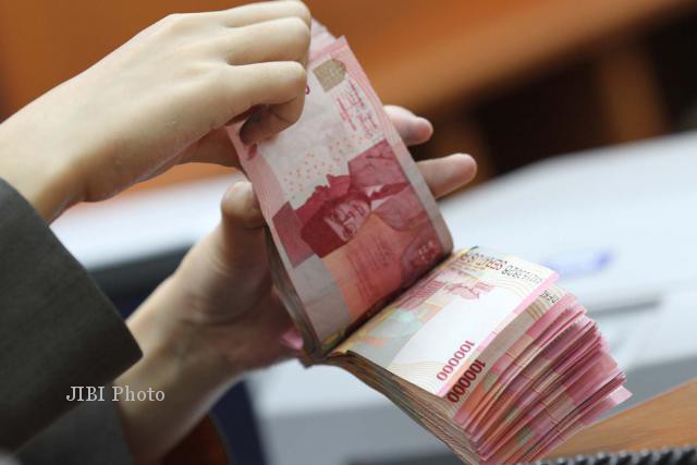 Menghitung Uang Pecahan Rp100.000 (Dok/JIBI/Bisnis)