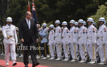 Menteri pertahanan negara penyadap Indonesia, Australia, David Johnston (tengah) mendapat kehormatan memeriksa jajaran pasukan setibanya di gedung Kementrian Pertahanan, Jakarta, Jumat (8/11/2013). (JIBI/Solopos/Antara/Fanny Octavianus)
