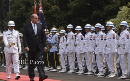 Menteri pertahanan negara penyadap Indonesia, Australia, David Johnston (tengah) mendapat kehormatan memeriksa jajaran pasukan setibanya di gedung Kementrian Pertahanan, Jakarta, Jumat (8/11/2013). (JIBI/Solopos/Antara/Fanny Octavianus)