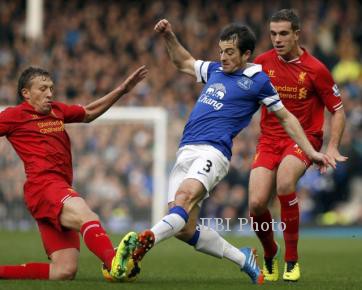 Pemain Liverpool Lucas Leiva (kiri) mengganjal Leighton Baines. (JIBI/Reuters/Phil Noble)