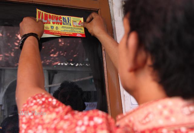 Warga menempelkan stiker kampung bebas Narkoba di RW008 Reksoniten, Gajahan, Solo. (Dok/JIBI/Solopos