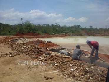 Sejumlah pekerja membersihkan limbah produksi tapioka PT Aneka Agro Andalan, Desa Pondok, Kecamatan Ngadirojo, sebelum dialirkan ke kolam penampungan limbah. (Dok/JIBI/Solopos)