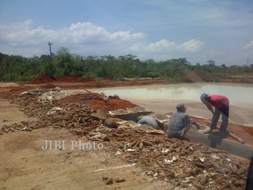 Sejumlah pekerja membersihkan limbah produksi tapioka PT Aneka Agro Andalan, Desa Pondok, Kecamatan Ngadirojo, sebelum dialirkan ke kolam penampungan limbah. (Dok/JIBI/Solopos) 