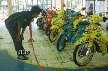 Sejumlah pengunjung melihat berbagai motor modifikasi yang dipamerkan di GOR Universitas Muhammadiyah Surakarta (UMS), Sabtu (16/11/2013). Lebih dari 70 motor modifikasi berbagai jenis turut serta dalam ajang Otocontest 2013 itu. (Farid S/JIBI/Solopos)
