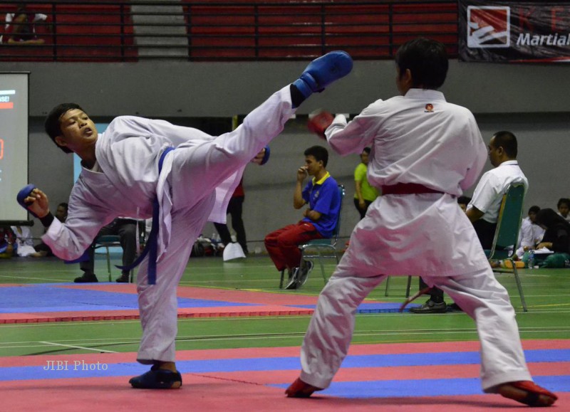 Dua karateka yang berlaga di nomor Kumite Junior -75 kg. (JIBI/Harian Jogja/Gilang Jiwana)