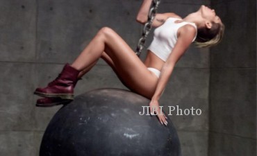 Aksi Miley Cyrus pada music video atau video klip Wrecking Ball (Billboard.com)