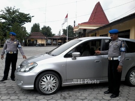 Aparat kepolisian dari Polres Sragen melihat mobil korban pembobolan di Mapolres setempat, Senin (2/12/2013).
