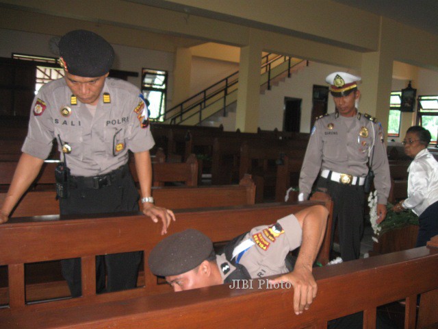 Personel keamanan melakukan sweeping lokasi kebaktian di Gereja Santo Yohanes Rasul, Lingkungan Sanggrahan, Kelurahan Giripurwo, Kabupaten Wonogiri, Selasa (24/12/2013).