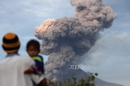 Ilustrasi semburan awan panas erupsi Gunung Sinabung Sumatra Utara (JIBI/Solopos/Antara/Irsan Mulyadi)