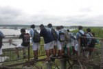 Sejumlah siswa SMPN 1 Colomadu menyaksikan pencarian teman mereka yang tenggelam di Waduk Cengklik, Kecamatan Ngemplak, Boyolali, Kamis (19/12/2013).
