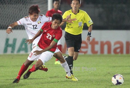Gelandang serang Timnas Indonesia U-23, Bayu Gatra (kanan), saat berebut bola dengan pemain Myanmar, Nay Phyo Aung (kiri), pada pertandingan penyisihan grup B SEA Games 2013 di Stadion Youth Training Center, Yangon, Myanmar, Senin (16/12). Indonesia melaju ke final SEA Games dan berjumpa dengan Thailand. JIBI/Solopos/Antara/Deni Mahendra