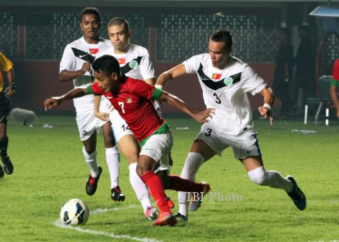 Gelandang Timnas Indonesia U-23, Ramdani Lestaluhu (tengah) saat