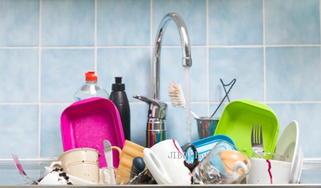 Keran cuci piring bisa menjadi tempat sempurna untuk berkembangbiaknya bakteri (healthmeup.com)