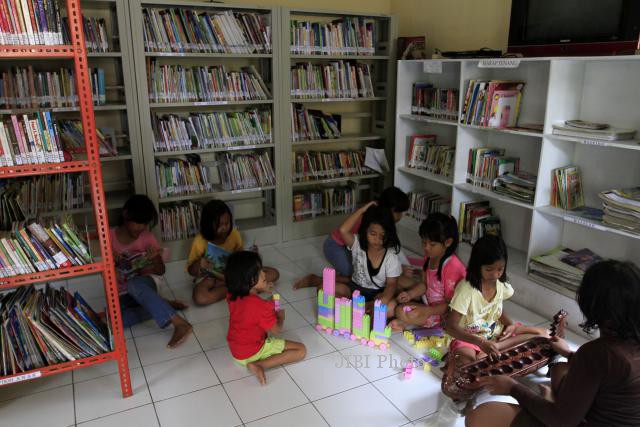 JIBI/Solopos/Maulana Surya
Sejumlah anak beraktivitas seperti membaca buku, mengaktifkan komputer dan permainan tradisional di Perpustakaan Taman Cerdas Pajang, Solo, Kamis (19/12/2013).