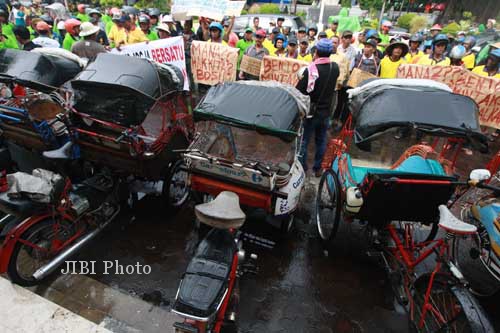 Puluhan pengemudi becak motor (bentor) menggelar aksi di halaman DPRD DIY, Jl. Malioboro, Jogja, Selasa (28/1). Mereka terus mendesak untuk dilegalkan bentor serta mengkritisi surat edaran Gubernur DIY tentang larangan beroperasinya becak motor dan surat dari kepolisian tentang hal yang sama. (Harian Jogja/Gigih M. Hanafi)
