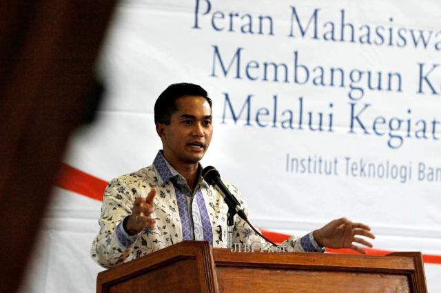Pendiri dan Chairman Bakrie Center Foundation Anindya N Bakrie menyampaikan kuliah umum berjudul “Peran Mahasiswa dan Pemuda Dalam Membangun Kemandirian Bangsa Melalui Kegiatan Kewirausahaan” di Aula Barat ITB, Jalan Ganeca Bandung, Jawa Barat, Rabu (23/10/2013). Anindya menyampaikan bahwa mahasiswa kini ditantang untuk bisa memanfaatkan peluang yang berkembang di sektor UKM, yang saat ini telah memberikan sumbangan Produk Domestik Bruto (PDB) hingga 57%. (Rachman/JIBI/Bisnis Indonesia)