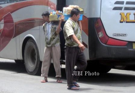 Hasil gambar untuk gambar orang membeli pedagang asongan