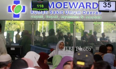 Pasien rawat jalan mengantre untuk menggunakan fasilitas jaminan kesehatan besutan Badan Penyelenggara Jaminan Sosial (BPJS) Kesehatan di ruang tunggu Rumah Sakit Umum Daerah (RSUD) dr. Moewardi, Jebres, Solo, Kamis (2/1/2013). Selain peserta pengalihan dari Askes, Jamkesmas, TNI/PoIri dan Jamsostek, masyarakat dapat mendaftar menjadi peserta BPJS Kesehatan yang beroperasi pada 1 Januari 2014. (Maulana Surya/JIBI/Solopos)