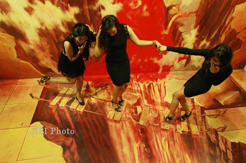 Pengunjung Berfoto Dengan Latar Belakang Gambar 3 Dimensi Di Wahana De Mata Trick Eye Museum Yang Terdapat XT Square Jalan Veteran Jogja Pengunjung Berfoto Dengan Latar Belakang Gambar 3 Dimensi Di Wahana De Mata Trick Eye Museum Yang Terdapat XT Square Jalan Veteran Jogja