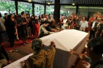Sejumlah seniman memberikan penghormatan terakhir bagi mendiang dalang wayang suket Slamet Gundono saat jenazah seniman kelahiran Tegal itu disemayamkan di pendapa Taman Budaya Jawa Tengah (TBJT) atau lebih kondang disebut Taman Budaya Surakarta (TBS) Solo, Minggu (5/1/2013). Hal itu dilakukan sebagai wujud penghargaan keluarga besar seniman Solo untuk menghargai rekam jejak Slamet Gundono yang meninggal dunia Minggu pagi. (Maulana Surya/JIBI/Solopos)