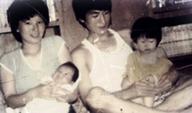 Foto kenangan Leeteuk Super Junior bersama ayah dan ibunya (dcara-kpoplovers.blogspot.com)