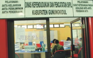 Pelayanan di Kantor Dinas Kependudukan dan Catatan Sipil Gunungkidul, Selasa (7/1). (JIBI/Harian Jogja/Ujang Hasanudin)