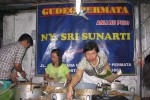 Karyawan Warung Gudeg Permata Bu Pujo sedang meracik gudeg pesanan sejumlah pelanggan yang telah lama mengantre, Kamis (2/1/2014) malam. (JIBI/Harian Jogja/Holy Kartika Nurwigati S)