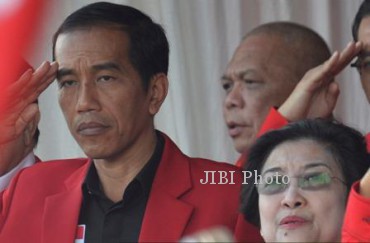 Ketua Umum DPP PDI Perjuangan Megawati Soekarnoputri (kanan) dan kader PDI Perjuangan yang juga Gubernur DKI Jakarta Joko Widodo (kiri) mengikuti upacara perayaan Hari Ulang Tahun Ke-41 PDI Perjuangan di Kantor DPP PDI Perjuangan, Jl. Raya Lenteng Agung, Jakarta, Jumat (10/1/2014). Megawati Soekarnoputri meminta seluruh kader fokus mengantarkan PDI Perjuangan menjadi pemenang pemilu legislatif 2014 atau memperoleh suara minimal 20%. (JIBI/Solopos/Antara/Widodo S. Jusuf)