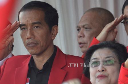 Ketua Umum DPP PDI Perjuangan Megawati Soekarnoputri (kanan) dan kader PDI Perjuangan yang juga Gubernur DKI Jakarta Joko Widodo (kiri) mengikuti upacara perayaan Hari Ulang Tahun Ke-41 PDI Perjuangan di Kantor DPP PDI Perjuangan, Jl. Raya Lenteng Agung, Jakarta, Jumat (10/1/2014). Megawati Soekarnoputri meminta seluruh kader fokus mengantarkan PDI Perjuangan menjadi pemenang pemilu legislatif 2014 atau memperoleh suara minimal 20%. (JIBI/Solopos/Antara/Widodo S. Jusuf)