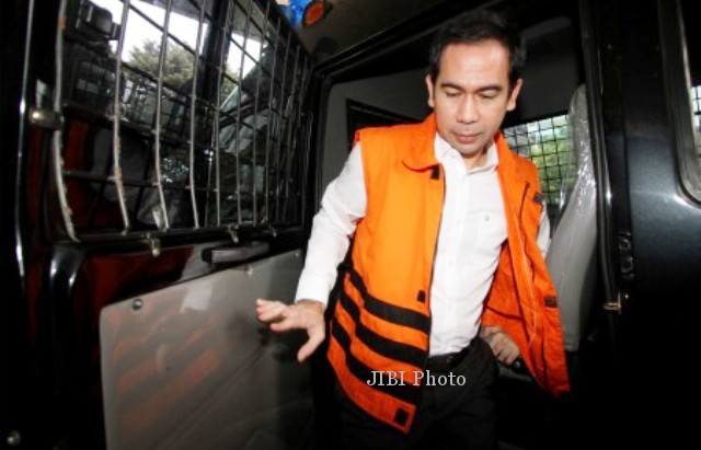 Tersangka kasus suap sengketa pemilihan kepala daerah (pilkada) di Mahkamah Konstitusi Tubagus Chaeri Wardana (Wawan) turun dari mobil tahanan setibanya di Gedung KPK, Jakarta, Senin (27/1/2014). Wawan menjalani pemeriksan lanjutan terkait dugaan suap pengurusan sengketa Pilkada Lebak, Banten yang melibatkan Ketua MK nonaktif Akil Mochtar. (JIBI/Solopos/Antara/M. Agung Rajasa)