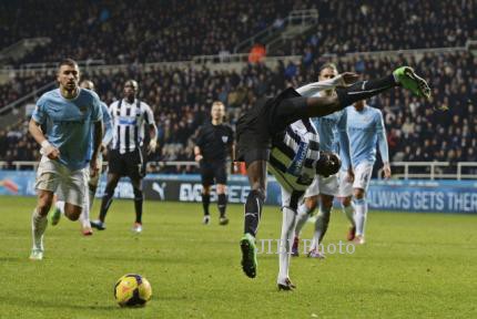 Laga Newcastle vs Manchester City yang berbau kontroversial itu. JIBI/Reuters/Dok