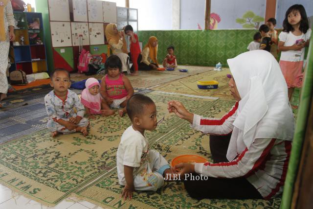 JIBI/Solopos/Ardiansyah Indra Kumala
(Foto Ilustrasi)
Petugas merawat balita yang dititipkan di Baby Daycare Lazurdi Kamila, Banjarsari, Solo, Jumat (10/1). Tempat tersebut mengasuh balita usia 0-2 tahun.
