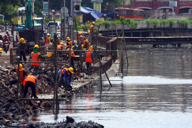FOTO REHABILITASI TANGGUL : Perbaikan Tanggul Pascabanjir Jakarta Dimulai