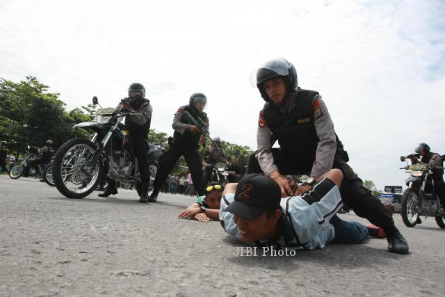 Menangkap demonstran