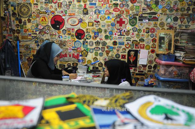 Calon pembeli memesan atribut parpol di Pasar Senen, Jakarta, Selasa (25/2/2014). (Alby Albahi/JIBI/Bisnis)